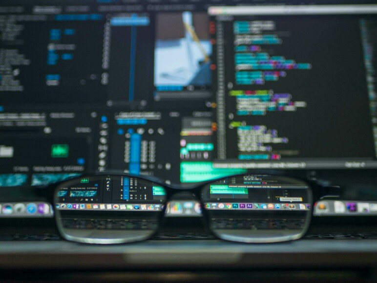 Vercel har lenge vært det foretrukne stedet å rulle ut Next.js, men nå blir det enklere på blant annet Netlify, også. 📸: Kevin Ku/Pexels