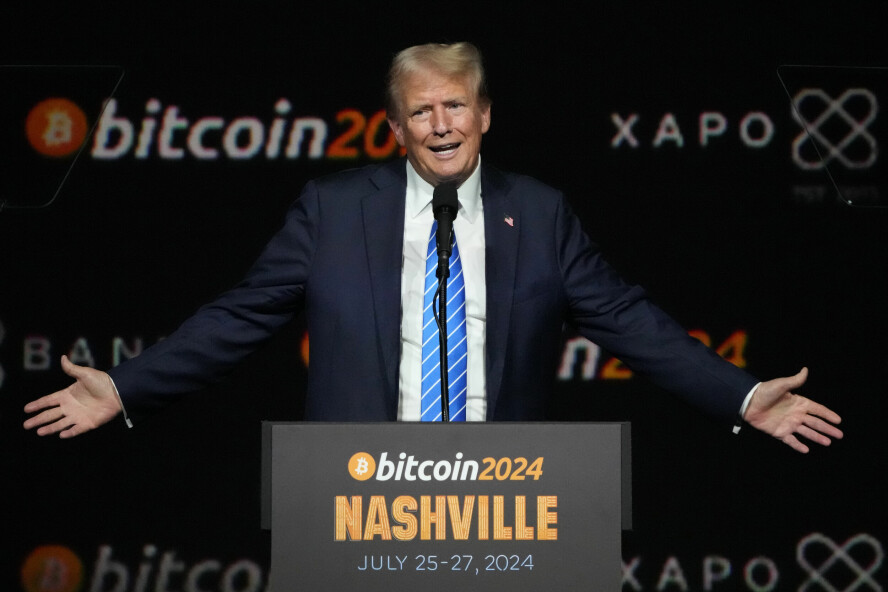 Donald Trump lanserte i sommer løftet om at USA skal bli verdens kryptohovedstad, da han talte på en Bitcoin-konferanse. 📸: Mark Humphrey / AP / NTB