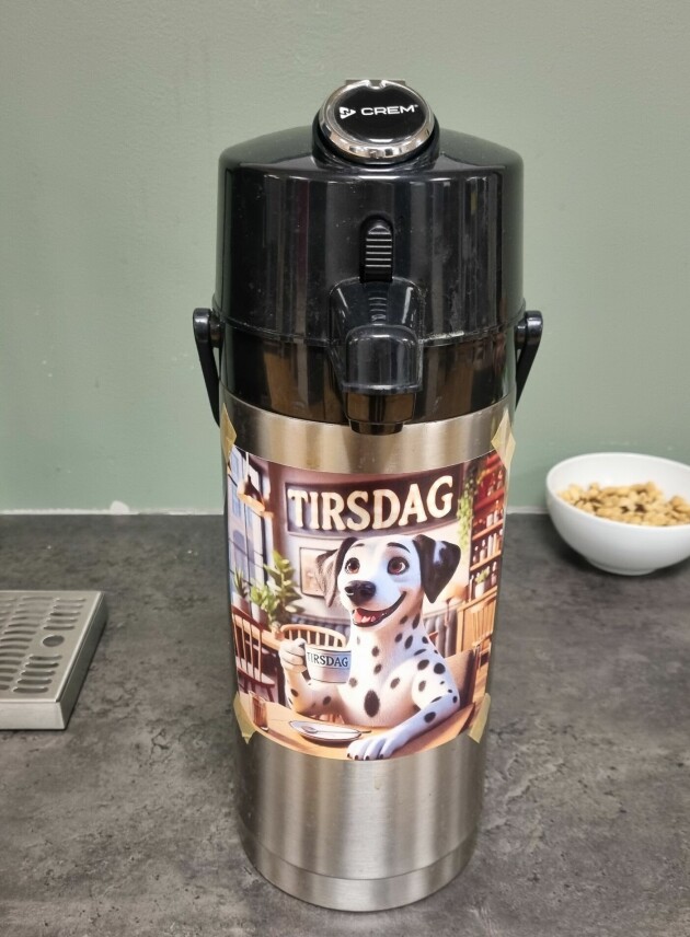 Kaffekannen på jobben har hver dag et nytt AI-generert bilde for å vise at kaffen er ny og fresh. – Det viser hvordan AI kan brukes på en fornuftig måte i bedriften! ler Silja. 📸: Privat