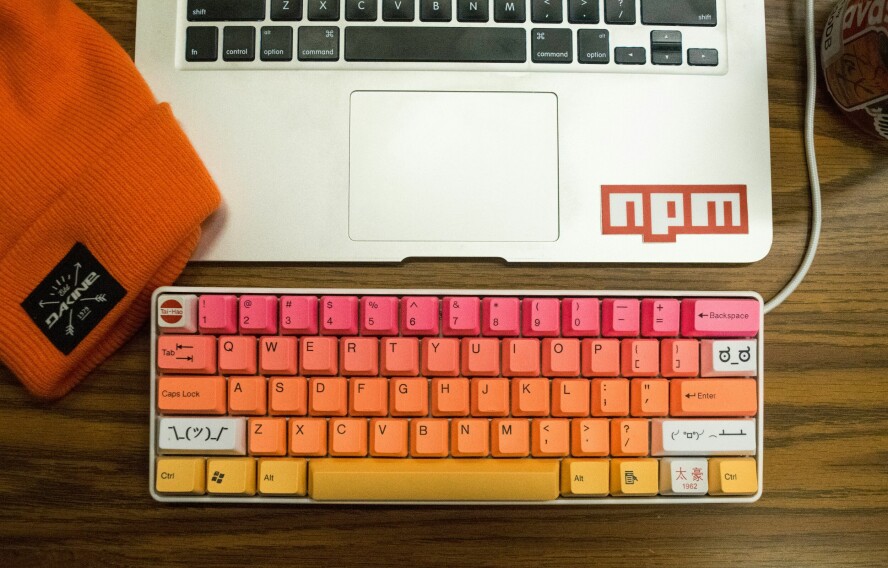 Pass deg for skrivefeil når du skal installere noe fra npm. 📸: Paul Esch-Laurent, Unsplash