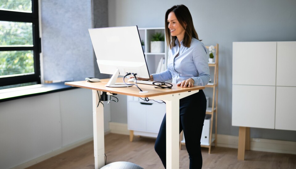 Å stå for mye er ikke stort bedre enn å sitte for mye, viser en stor undersøkelse. 📸: NTB / Shutterstock