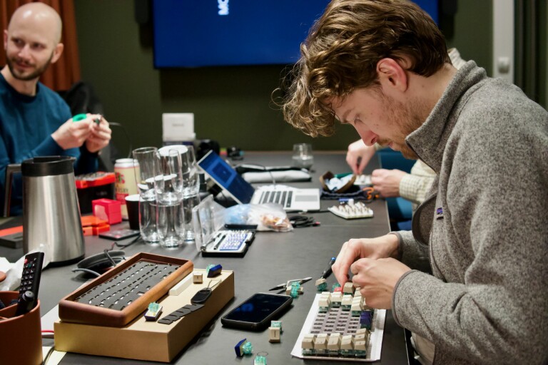 Systek har en egen faggruppe for hjemmebygde tastaturer. Her fra siste samling i november. 📸: Jacob Mathias Nilsen