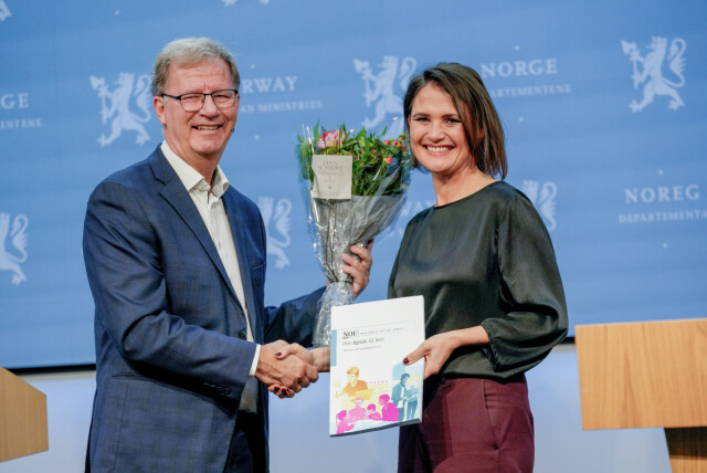Utvalgsleder Robert Steen overleverte rapporten om barn og skjermbruk til Kunnskapsminister Kari Nessa Nordtun. 📸:Terje Bendiksby / NTB