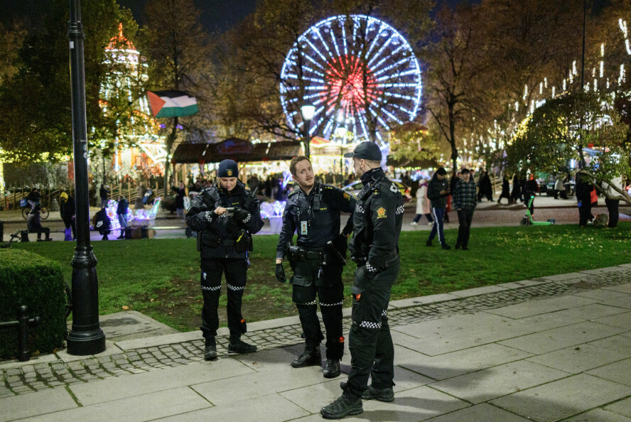 Politiet passer på fakkeltoget og markeringen Antirasistisk senter arrangerte på 86 årsdagen til Krystallnatten. 📸: Jonas Been Henriksen / NTB