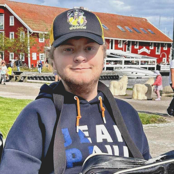 Eivind Nygård, kjent som 'Pizzagutt' på blant annet Norsk programmering-serveren på Discord, forteller om livet sitt som funksjonsnedsatt, og hvorfor hjemmekontor er til stor hjelp. 📸: Privat