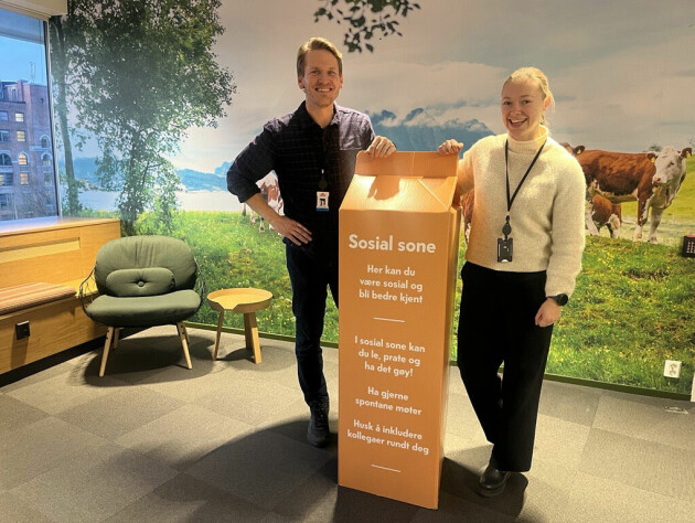 Tine oppfordrer til å møtes i 'sosial sone'. På bildet Øyvind Kleppe Asphjell (Head of Integration) og Åse Østby (prosjektleder). 📸: Tine