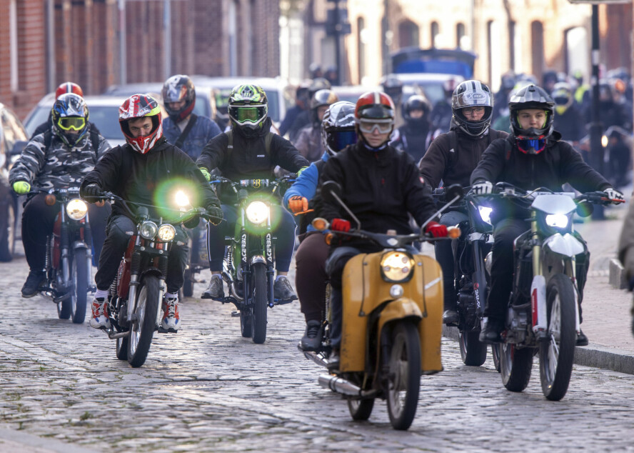 Det er greit å ta sine forholdsregler når du er ute på farten med moped. Det kan også straffe seg ikke å sikre seg skikkelig når det gjelder domener du ønsker å ha. 📸: Jens Buettner / DPA / AP / NTB