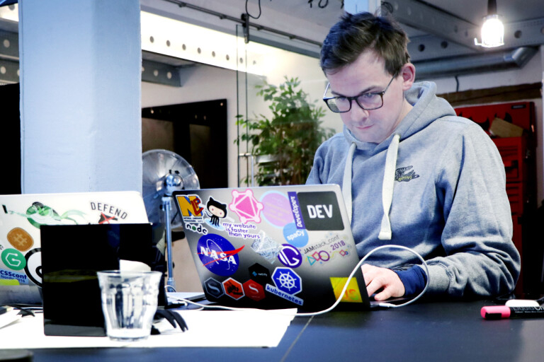 Knut Melvær er Head of Developer Community and Education i Sanity, og jobber nå fra San Francisco-kontoret. Bildet er fra kode24s besøk på Oslo-kontoret i 2019. 📸: Ole Petter Baugerød Stokke