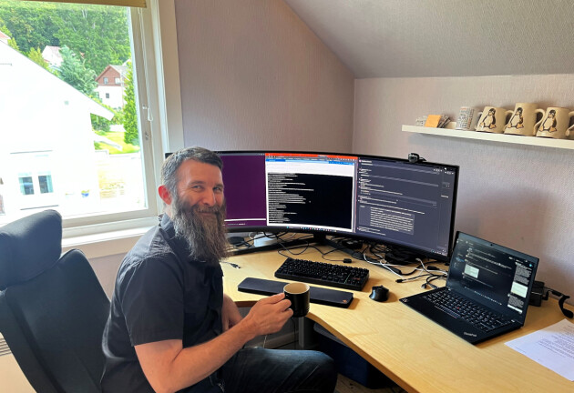 Devops-tekniker Ola Ormseth er hjemmekollega i Halden, og ser ut til å trives på hjemmekontoret. 📸: Lånekassen