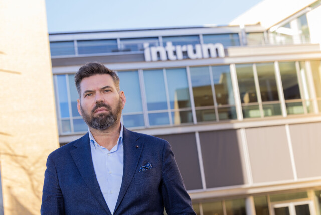 Inkassobyrået Intrum skal nedbemanne. Administerende direktør Steinar Nielsen sier de fleste kan søke om sluttpakke, men at det finnes unntak, særlig for ansatte i IT og forretningsutvikling. 📸: Intrum Norge