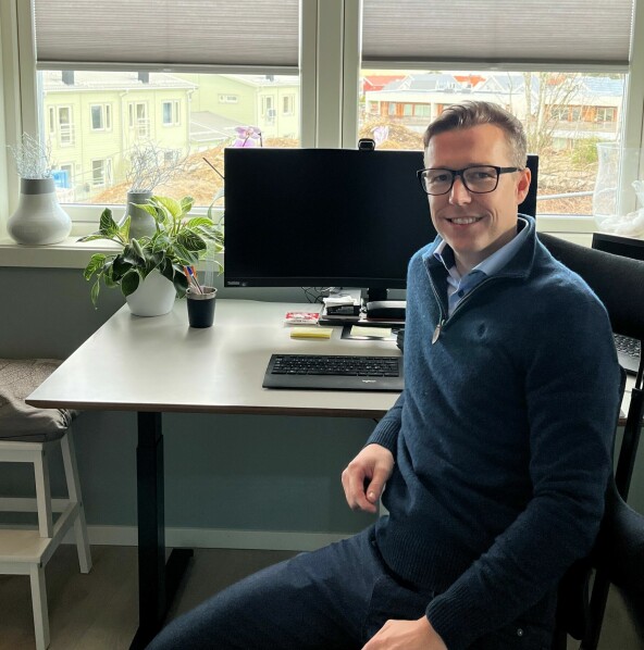 Jobben ordner hev/senk-pult til hjemmekontoret. Lasse Solgaard er datautvikler og hjemmekollega i Sarpsborg. 📸: Lånekassen