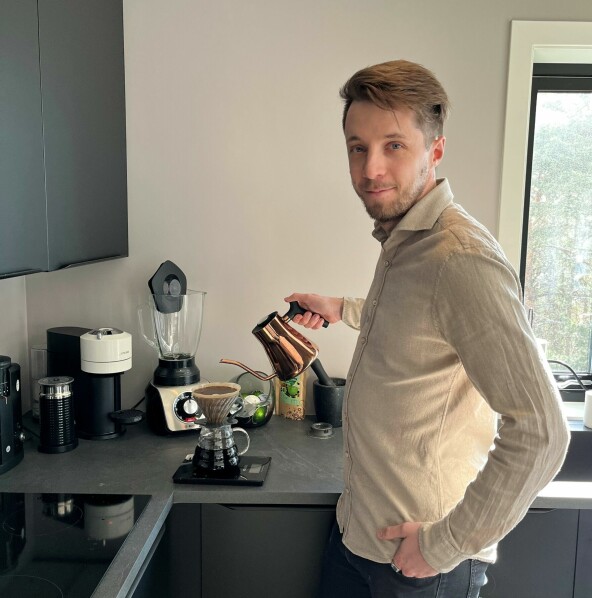 De fleste hjemmekontor har kanskje bedre kaffe enn automaten på jobben? Endre Egseth er devops-tekniker og hjemmekollega på Ringebu. 📸: Lånekassen