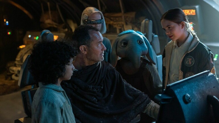 Jude Law har sørget for å beskytte ansiktet sitt mot AI-kloning. Her fra hans nye serie Skeleton Crew. 📸: Disney
