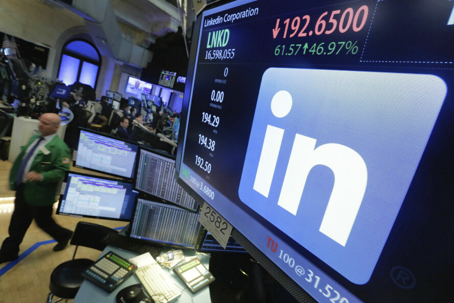 Det er først og fremst ansatte i utvikling og kundestøtte som mister jobben når LinkedIn sier opp 202 ansatte. 📸: Richard Drew / AP / NTB