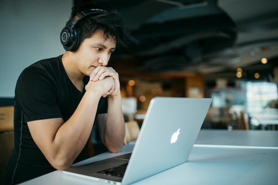Maintainere av flere open source-prosjekter «drukner» i AI-genererte bug- og sikkerhetsrapporter. Bildet er et illustrasjonsfoto. 📸: Wes Hicks / Shutterstock