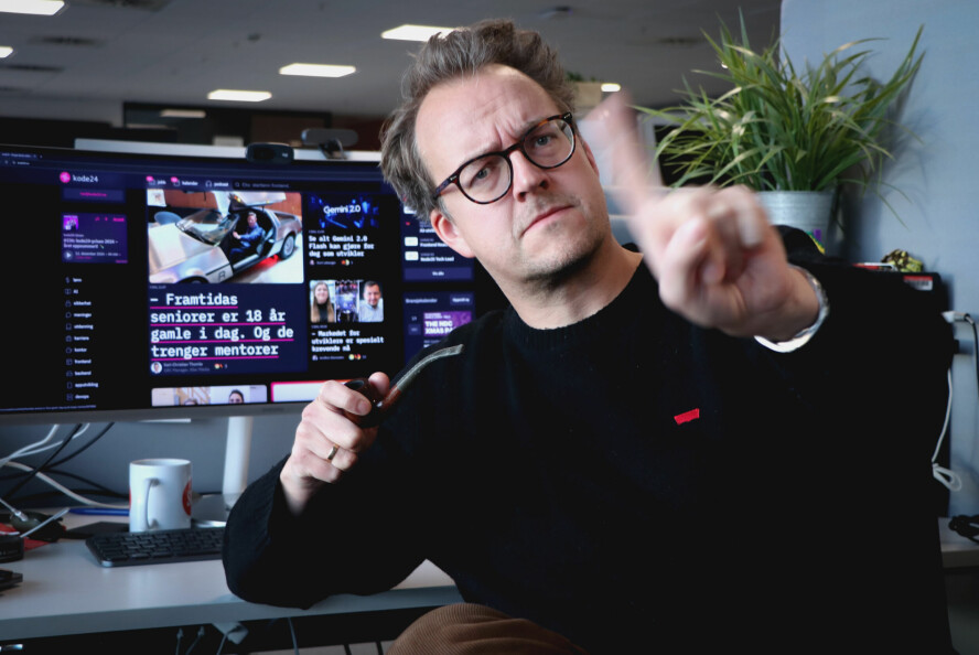 kode24-redaktør Ole Petter Baugerød Stokke erklærer at AI-generert innhold ikke er velkomment på kode24. Her avbildet med pipe, viftende finger og gråskjær i håret, klar for å motta slakt fra ungdommen i kommentarfeltet. 📸: Kurt Lekanger