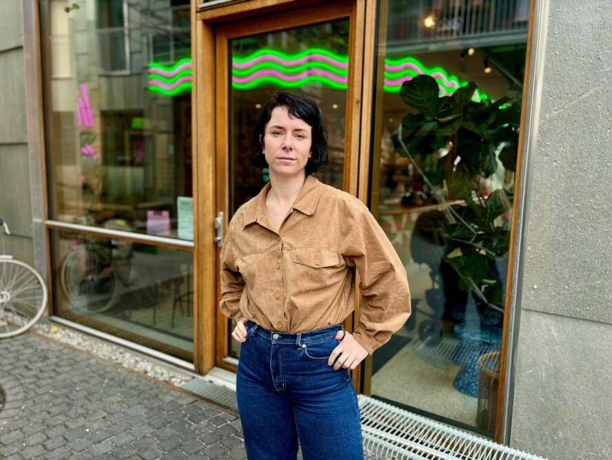 Talor Browne driver kafeen og bakeriet Talormade i Oslo, og reagerer sterkt på hvordan Protectia hevder å ha solgt henne sikkerhetsløsninger. 📸: Privat