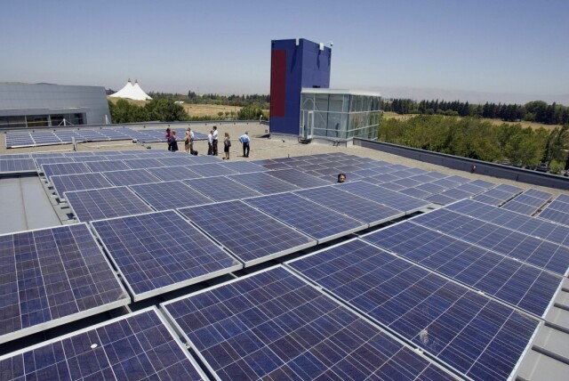 Google installerte solceller på taket av hovedkontoret i 2007. 20 år senere sikter de på å åpne et nytt datasenter, det første i rekken, som også blir forsynt med strøm fra sola. 📸: Kimberly White / Reuters / NTB
