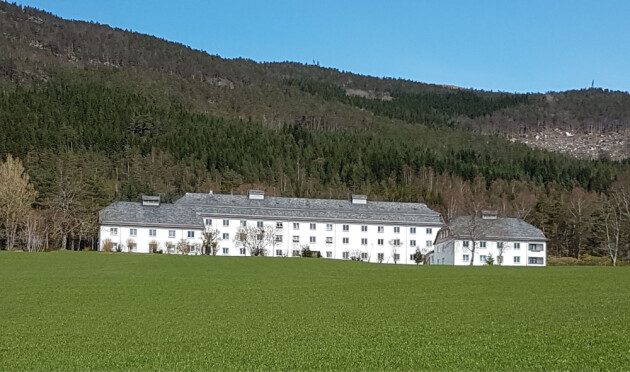 I Sunnhordland kan ein havne på “galehus” i Valen. Olav H. Hauge var innom der tidvis.