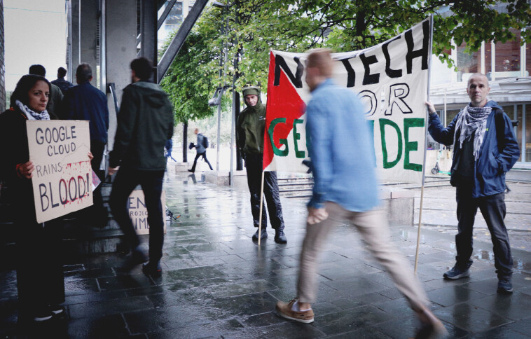 De fleste gikk forbi, da Tech Mot Folkemord med blant annet Espen Dalløkken demonstrerte utenfor JavaZone 2024. Årets Stemme 2024 savner mer engasjement fra bransjen. 📸: Ole Petter Baugerød Stokke