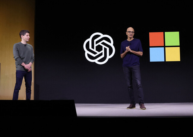 OpenAI og Microsoft inngikk i fjor en avtale som blant annet omhandler hva som må til for å si at AGI er oppnådd. Her er OpenAI-boss Sam Altman med Microsofts toppsjef Satya Nadella under en utviklerkonferanse i fjor. 📸: Justin Sullivan / Getty / AFP / NTB