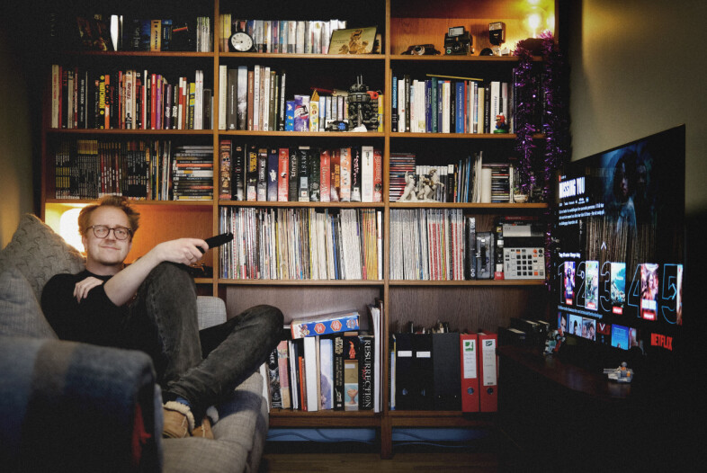 Her sitter jeg omgitt av tidligere tiders medier, men med Netflix på skjermen, vel vitende om at det er deres algoritmer, ikke egen samling, som bestemmer hva jeg skal se i kveld. 📸: Ole Petter Baugerød Stokke