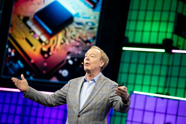 Microsoft-toppen Brad Smith varsler storinvestering i datasentre, både i USA og internasjonalt, for å skaffe nok kapasitet til AI. Bildet er fra Web Summit i Lisboa i fjor høst. 📸: Rita Franca / NurPhoto / Shutterstock / NTB