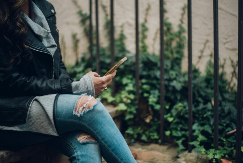 Vi kjenner vel alle noen som er skeptiske til hva mobiler kan høre at vi snakker om. Apple tilbyr nå et forlik, som svar på et mulig søksmål der det hevdes at selskapet har solgt slik informasjon. 📸: Chad Madden / Unsplash