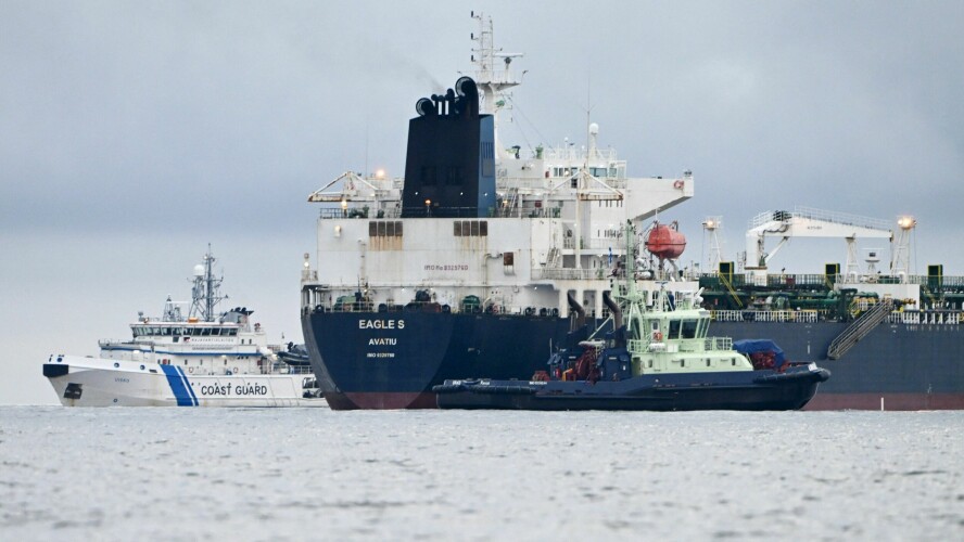 Finsk politi mistenker tankskipet Eagle S for å stå bak sabotasje på kommunikasjonskabler i Østersjøen i desember. 📸: NTB/AFP