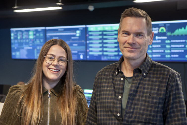 Kaja Hannestad, Senior Platform Engineer i Development Platform-avdelingen, og Principal Architect Sven Malvik i Vipps MobilePay sine lokaler i Oslo. 📸: Kurt Lekanger