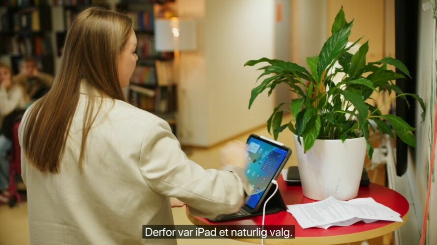 Mange elever er vant til å jobbe med nettbrett, som Ipad. Det er derimot mer uvanlig at elevene medvirker i en reklame for nettopp nettbrett, som denne reklamefilmen for Apple. 📸: Apple