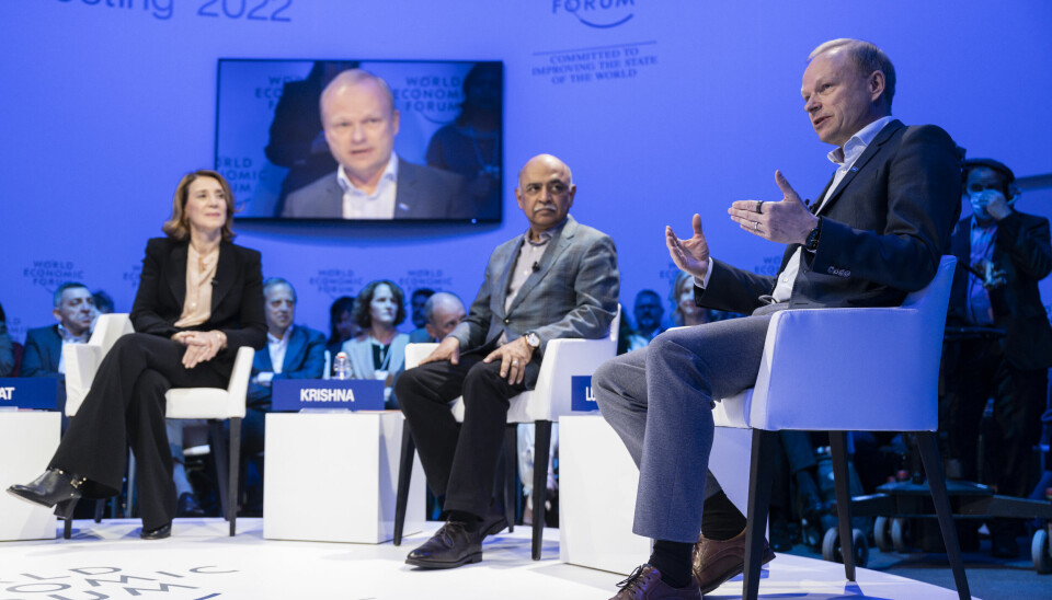 Verdens største bedrifter forventer et dramatisk endret arbeidsmarked i 2030, ifølge en ny rapport fra World Economic Forum (WEF). Bildet er fra et møte i deres regi i 2022, med Nokias toppsjef Pekka Lundmark, IBMs toppsjef Arvind Krishna og Google-toppen Ruth Porat. 📸: Laurent Gillieron / AP / NTB