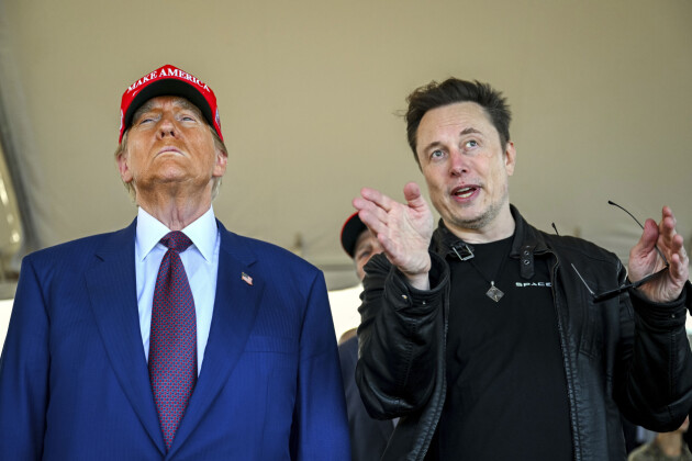 Med Donald Trump i ryggel har Elon Musk gått til angrep mot både EU og flere europeiske politikere på sin egen plattform X. 📸: Brandon Bell / AP / NTB