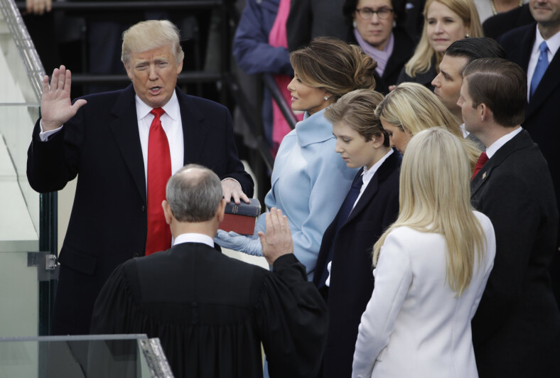 Fra da Donald Trump ble USAs 45. president. Nå gjør han det igjen, med teknologibransjen i publikum. 📸: AP Photo / Matt Rourke / NTB