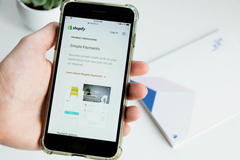 Shopify skryter av alle fordelene med å gå over til React Native – men mener det er viktig å fortsatt ha utviklere med kompetanse på nativ-koding for iOS og Android. 📸: Roberto Cortese, Unsplash