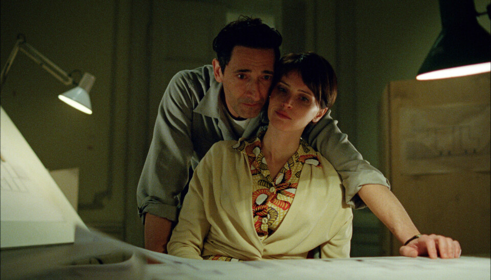 Adrien Brody og Felicity Jones i «The Brutalist». Nå vanker det kritikk etter at filmklipperen røpet at man brukte AI for å forbedre parets replikker på ungarsk. 📸: Universal Pictures / Handout / NTB