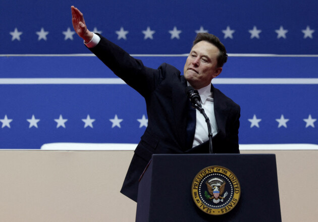 Flere mener Elon Musk viste en nazihilsen under en tale mandag. Selv omtaler han kritikken som 'skitne triks'. 📸: Mike Segar / Reuters / NTB