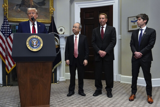 President Donald Trump (til venstre) sammen med Softbank-sjef Masayoshi Son, styreleder Larry Ellison i Oracle og OpenAI-topp Sam Altman. 📸: Julia Demaree Nikhinson / AP / NTB