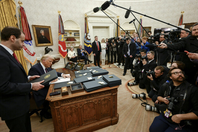 President Donald Trump signerte en haug ordre på sin første dag i det ovale kontoret i det Hvite Hus. En av dem handla om hjemmekontor. 📸: White House Handout / Planet Pix / ZUMA Press Wire / Shutterstock / NTB