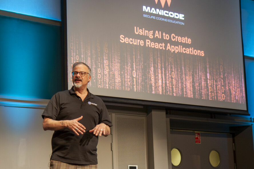 Jim Manico er grunnlegger av Manicode Security, og jobber også på OWASP-prosjektet som har som formål å forbedre sikkerhet i programvare. 📸: Kurt Lekanger