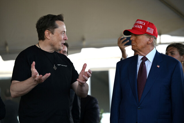 Donald Trump var full av lovord om prosjektet da han fikk fronte en enorm AI-satsing denne uka. Rådgiveren hans, Elon Musk, slakter samme prosjekt, men får svar på tiltale. 📸: Brandon Bell / Reuters / NTB