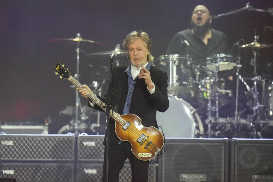 Paul McCartney, som i 2023 brukte kunstig intelligens til å hente ut stemmen til sin avdøde Beatles-kollega John Lennon, ber britiske myndigheter beskytte kreative kunstnere dersom de åpner for å gi AI-utviklere lettere tilgang til å bruke andres musikk til å trene og utvikle AI-modeller. 📸: Eduardo Verdugo / AP / NTB