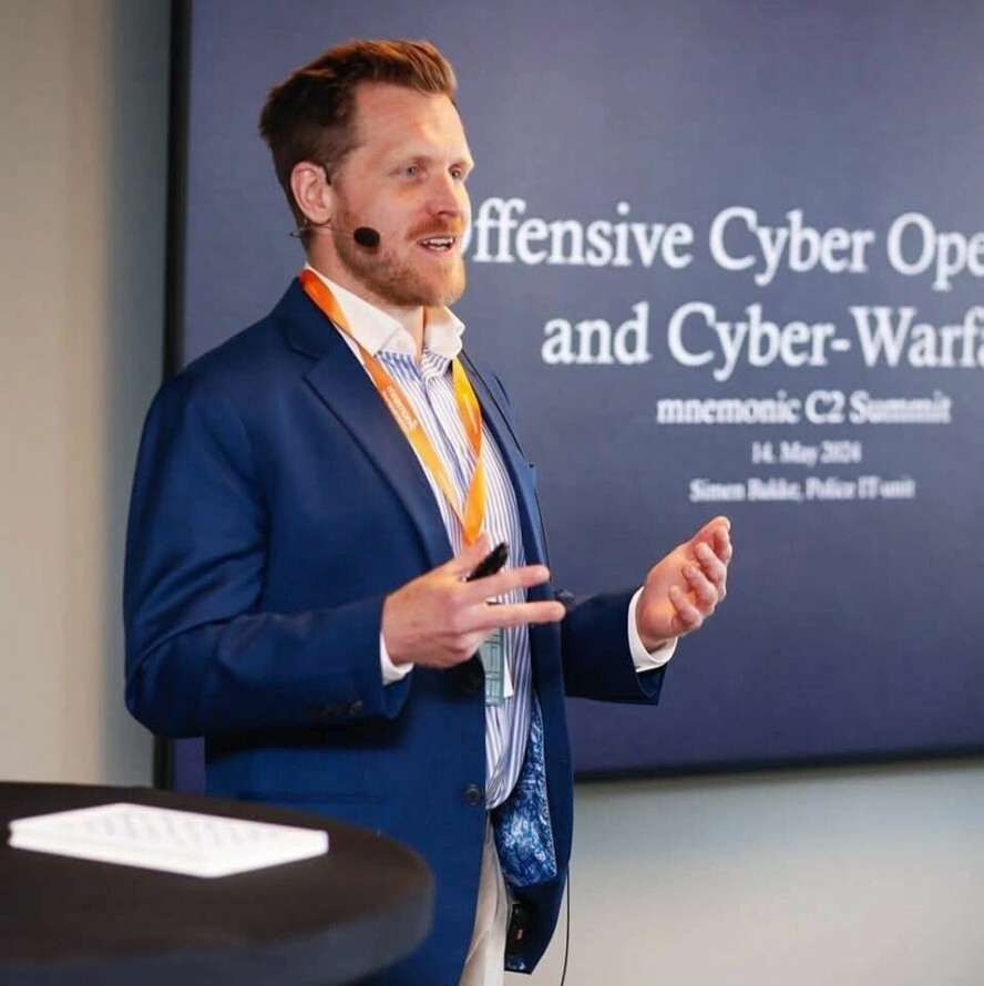 Simen Bakke, sikkerhetsrådgiver i Politiets IT-enhet, advarer mot nedsidene til Deepseek. 📸: Mnemonic
