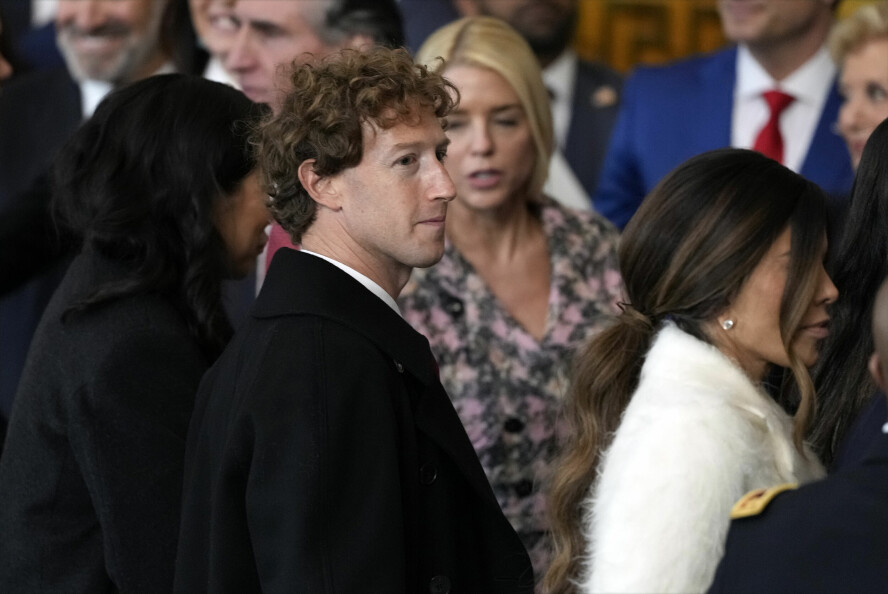 Meta-sjef Mark Zuckerberg var en av flere IT-milliardærer som deltok under innsettelsen av president Donald Trump i forrige uke. Nå har Meta inngått forlik med Trump i et søksmål om stengingen av Trumps konto etter stormingen av Kongressen for fire år siden. 📸: Julia Demaree Nikhinson / AP / NTB