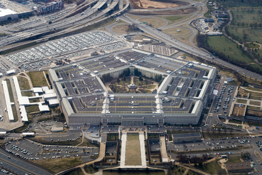 Så tidlig som i fjor høst lastet ansatte ved Pentagon ned koden til Deepseek. Etter at populariteten skjøt i været, tok det likevel flere dager før det amerikanske forsvaret fikk kuttet båndet mellom deres hovedkvarter og de kinesiske serverne. 📸: Joshua Roberts / Reuters / NTB