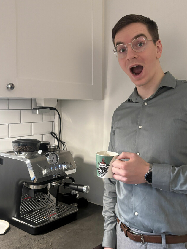 Det beste med hjemmekontoret er kaffemaskinen, mener Benny. 📸: Privat