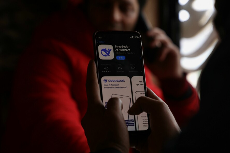 Datatilsynene i flere europeiske land reagerer på hvordan DeepSeek håndterer personopplysninger. Flere av de har satt i gang egne undersøkelser, og enkelte har enten advart mot eller blokkert DeepSeek. 📸: Nasir Kachroo / NurPhoto / Shutterstock / NTB