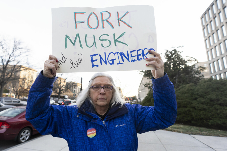 Flere amerikanere protesterer mot grepene Elon Musk og hans allierte har gjort siden presidentbyttet for drøye to uker siden. 📸: Manuel Balce Ceneta / AP / NTB