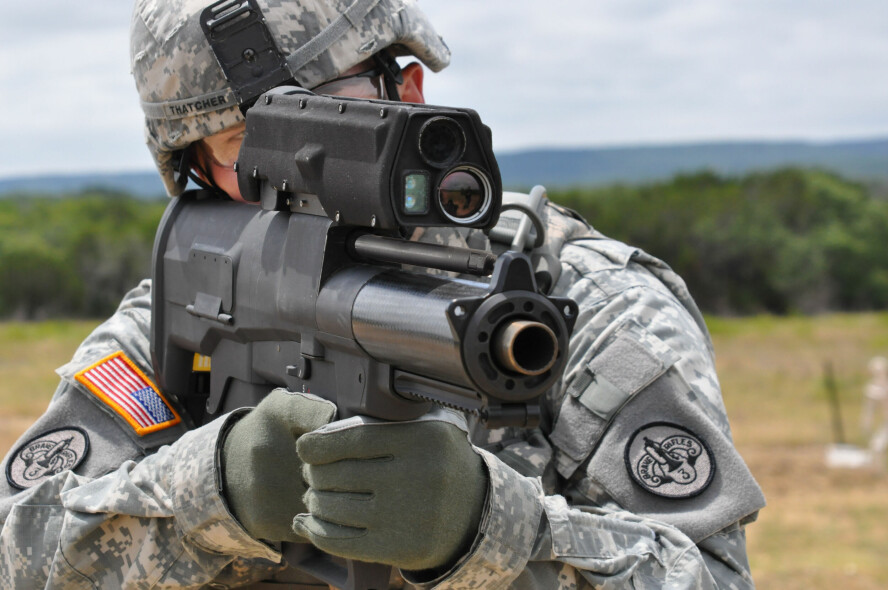 Google var i 2018 tydelig på at Googles AI ikke skulle bruke til våpenformål. Det premisset er fjernet fra de reviderte vilkårene og prinsippene deres. Her en amerikansk soldat med en XM25 granatkaster. 📸: US Army / REX / NTB