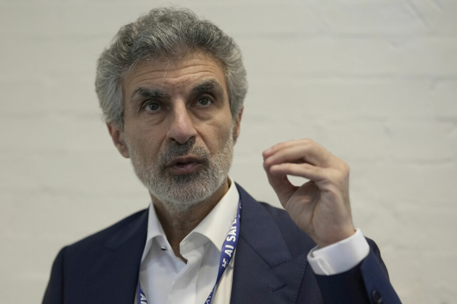 Yoshua Bengio på en konferanse om AI og sikkerhet i Bletchley Park i England i 2023. Bengio blir ofte omtalt som en av tre «gudfedre» bak utviklingen av kunstig intelligens. 📸: Alastair Grant / AP / NTB